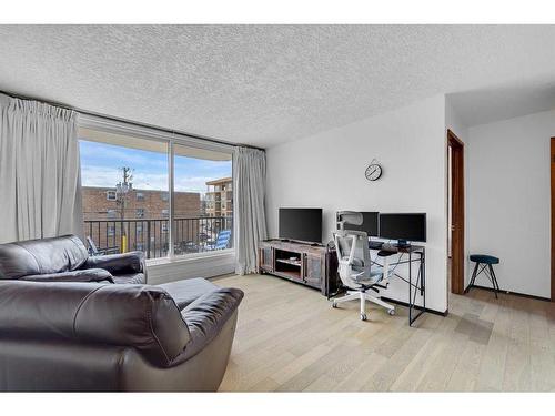 305-635 57 Avenue Sw, Calgary, AB - Indoor Photo Showing Living Room