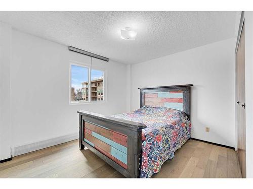 305-635 57 Avenue Sw, Calgary, AB - Indoor Photo Showing Bedroom