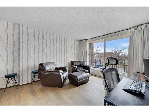 305-635 57 Avenue Sw, Calgary, AB - Indoor Photo Showing Living Room