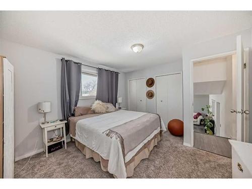 195 Pinecliff Way Ne, Calgary, AB - Indoor Photo Showing Bedroom