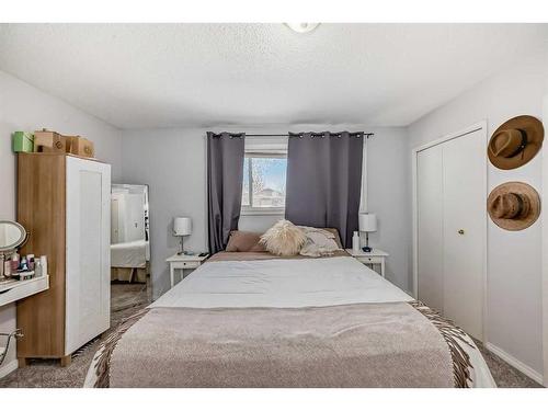 195 Pinecliff Way Ne, Calgary, AB - Indoor Photo Showing Bedroom