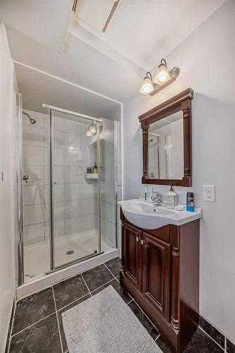 195 Pinecliff Way Ne, Calgary, AB - Indoor Photo Showing Bathroom