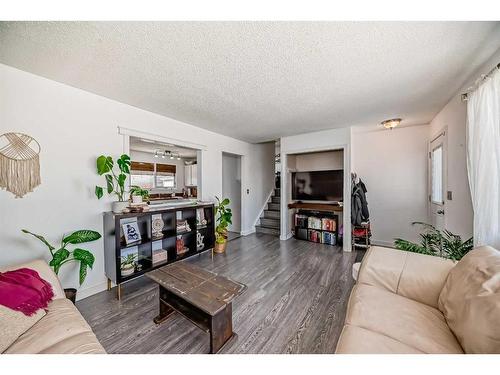 195 Pinecliff Way Ne, Calgary, AB - Indoor Photo Showing Living Room