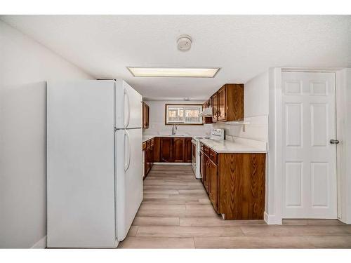 2044 Pinetree Crescent Ne, Calgary, AB - Indoor Photo Showing Kitchen