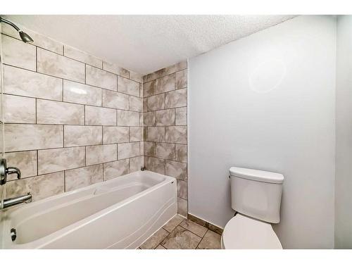 2044 Pinetree Crescent Ne, Calgary, AB - Indoor Photo Showing Bathroom
