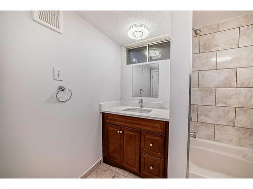 2044 Pinetree Crescent Ne, Calgary, AB - Indoor Photo Showing Bathroom