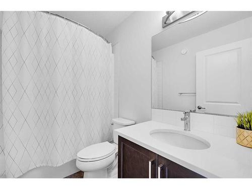 71 Corner Meadows Manor Ne, Calgary, AB - Indoor Photo Showing Bathroom