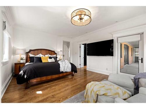 717 Royal Avenue Sw, Calgary, AB - Indoor Photo Showing Bedroom