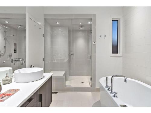 3925 15A Street Sw, Calgary, AB - Indoor Photo Showing Bathroom