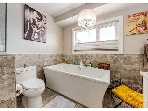 4623 Norquay Drive Nw, Calgary, AB - Indoor Photo Showing Bathroom