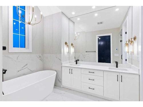 520 30 Street Nw, Calgary, AB - Indoor Photo Showing Bathroom