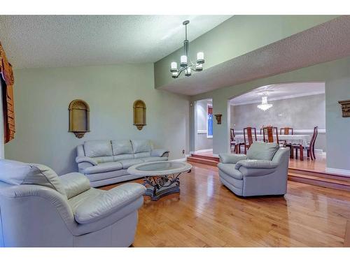 305 East Chestermere Drive, Chestermere, AB - Indoor Photo Showing Living Room