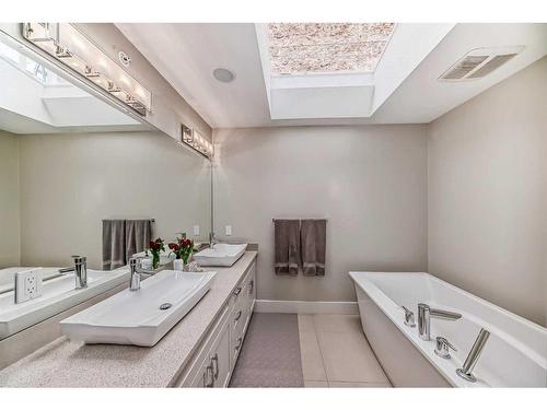 1809 Broadview Road Nw, Calgary, AB - Indoor Photo Showing Bathroom