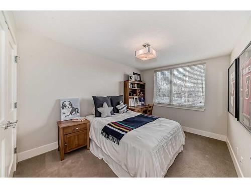1809 Broadview Road Nw, Calgary, AB - Indoor Photo Showing Bedroom