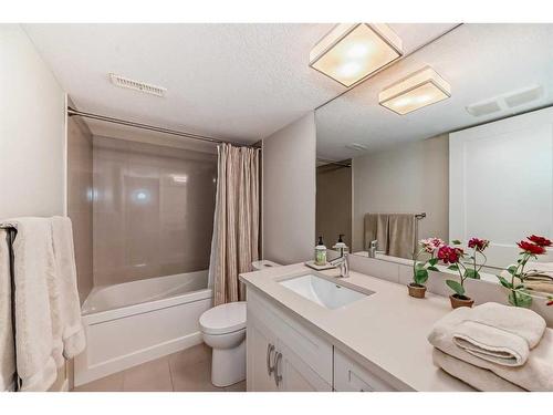 1809 Broadview Road Nw, Calgary, AB - Indoor Photo Showing Bathroom
