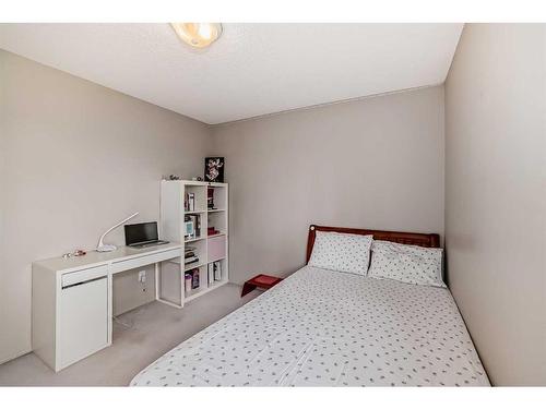 136 Hampstead Circle Nw, Calgary, AB - Indoor Photo Showing Bedroom