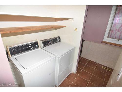 7724 47 Avenue Nw, Calgary, AB - Indoor Photo Showing Laundry Room