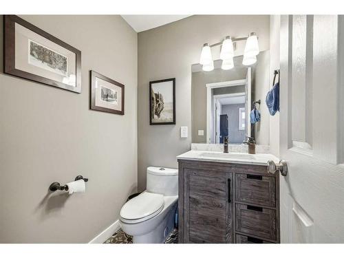 584 Bracewood Drive Sw, Calgary, AB - Indoor Photo Showing Bathroom