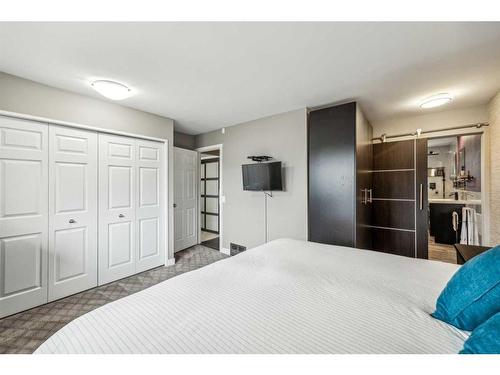 584 Bracewood Drive Sw, Calgary, AB - Indoor Photo Showing Bedroom