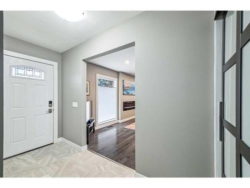 584 Bracewood Drive Sw, Calgary, AB - Indoor Photo Showing Other Room