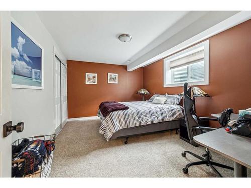 584 Bracewood Drive Sw, Calgary, AB - Indoor Photo Showing Bedroom
