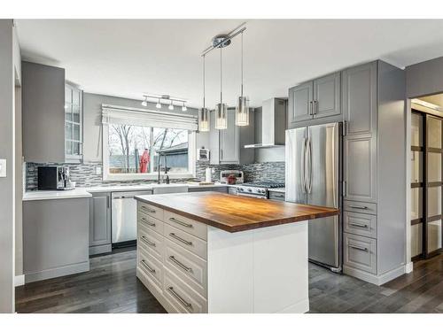 584 Bracewood Drive Sw, Calgary, AB - Indoor Photo Showing Kitchen With Stainless Steel Kitchen With Upgraded Kitchen