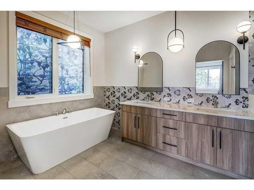 521 18A Street Nw, Calgary, AB - Indoor Photo Showing Bathroom