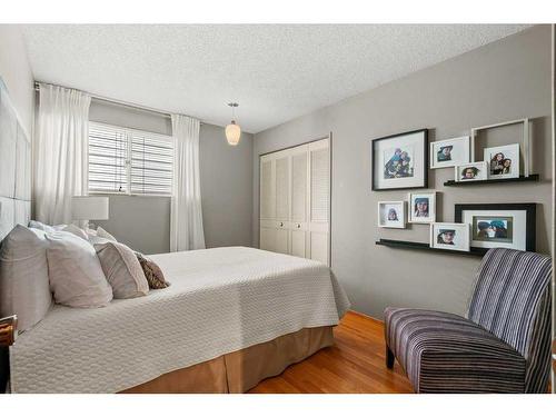 2331 Paliswood Road Sw, Calgary, AB - Indoor Photo Showing Bedroom