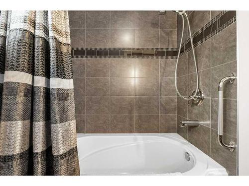 2331 Paliswood Road Sw, Calgary, AB - Indoor Photo Showing Bathroom