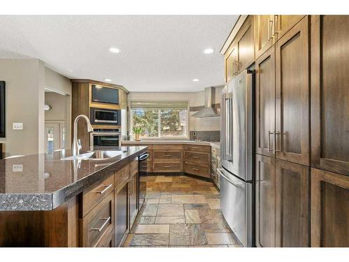 2331 Paliswood Road Sw, Calgary, AB - Indoor Photo Showing Kitchen With Upgraded Kitchen
