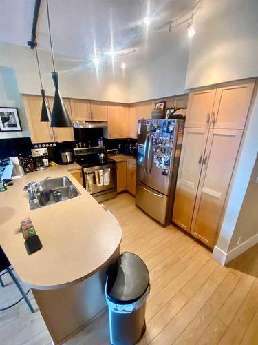 812-205 Riverfront Avenue Sw, Calgary, AB - Indoor Photo Showing Kitchen With Double Sink