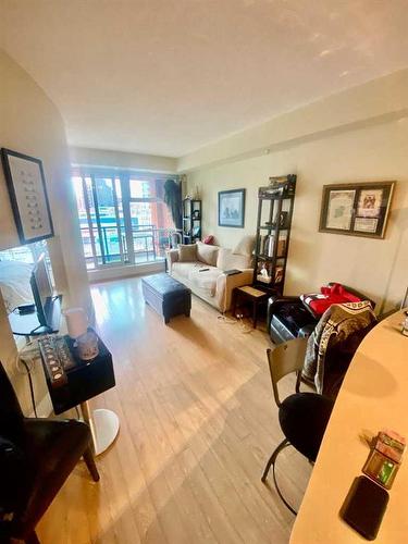 812-205 Riverfront Avenue Sw, Calgary, AB - Indoor Photo Showing Living Room