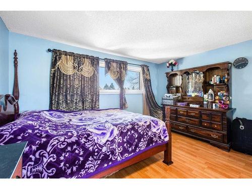 2505 62 Street Ne, Calgary, AB - Indoor Photo Showing Bedroom
