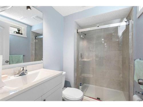 2505 62 Street Ne, Calgary, AB - Indoor Photo Showing Bathroom