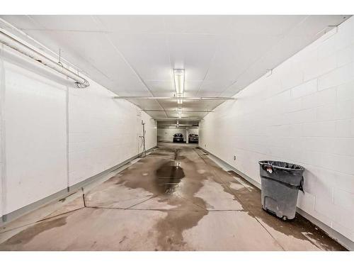 246-222 Riverfront Avenue Sw, Calgary, AB - Indoor Photo Showing Garage