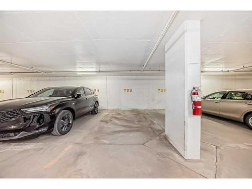 246-222 Riverfront Avenue Sw, Calgary, AB - Indoor Photo Showing Garage