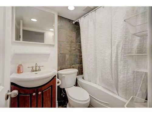 303-1717 12 Street Sw, Calgary, AB - Indoor Photo Showing Bathroom