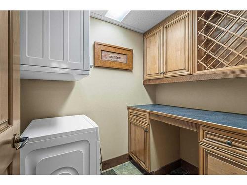 319-175 Crossbow Place, Canmore, AB - Indoor Photo Showing Laundry Room