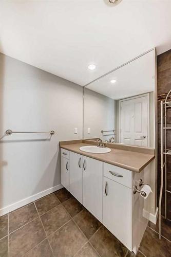 505-1108 6 Avenue Sw, Calgary, AB - Indoor Photo Showing Bathroom