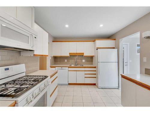 6 Butler Crescent Nw, Calgary, AB - Indoor Photo Showing Kitchen