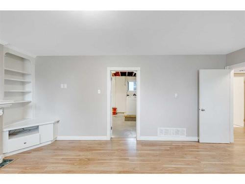 6 Butler Crescent Nw, Calgary, AB - Indoor Photo Showing Other Room
