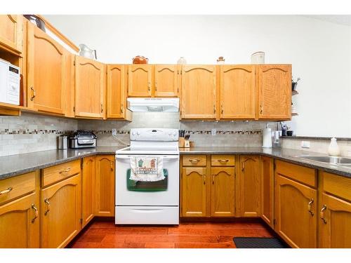 4 West Terrace Drive, Cochrane, AB - Indoor Photo Showing Kitchen