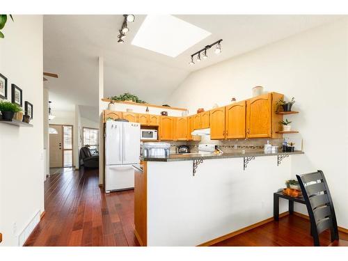 4 West Terrace Drive, Cochrane, AB - Indoor Photo Showing Kitchen