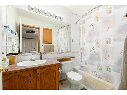 4 West Terrace Drive, Cochrane, AB - Indoor Photo Showing Bathroom