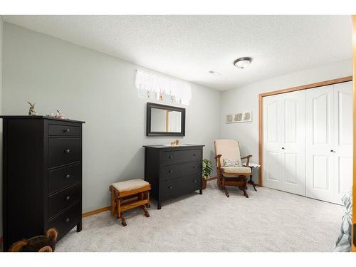 4 West Terrace Drive, Cochrane, AB - Indoor Photo Showing Bedroom