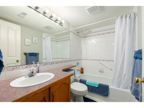 4 West Terrace Drive, Cochrane, AB - Indoor Photo Showing Bathroom