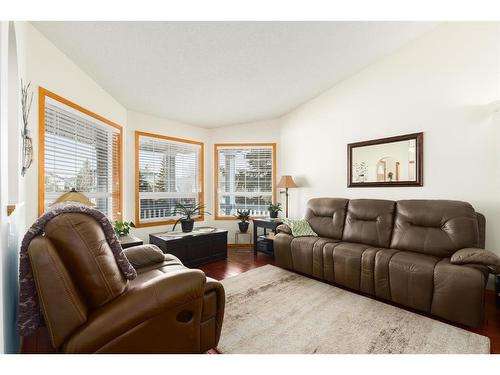 4 West Terrace Drive, Cochrane, AB - Indoor Photo Showing Living Room