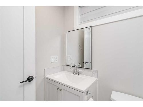 32 Hidden Way Nw, Calgary, AB - Indoor Photo Showing Bathroom