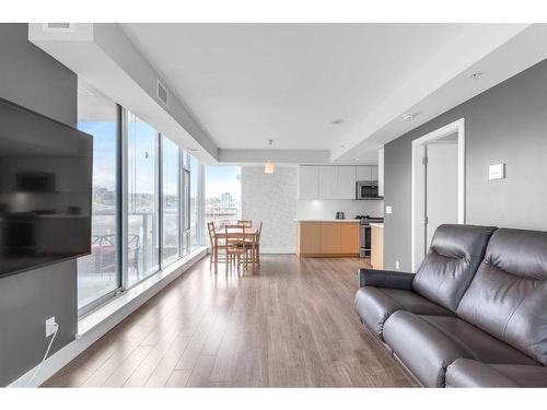 308-519 Riverfront Avenue Se, Calgary, AB - Indoor Photo Showing Living Room