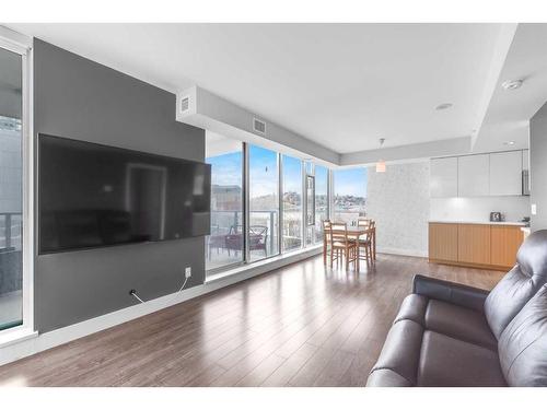 308-519 Riverfront Avenue Se, Calgary, AB - Indoor Photo Showing Living Room
